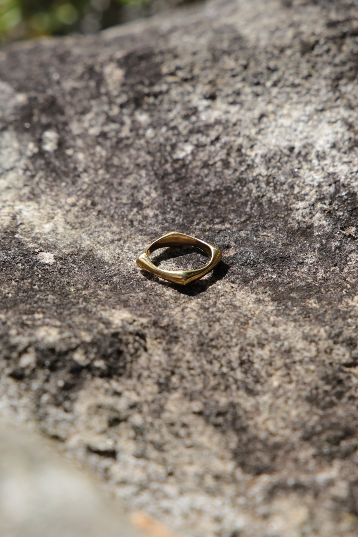 nā mea ring Wai on stone